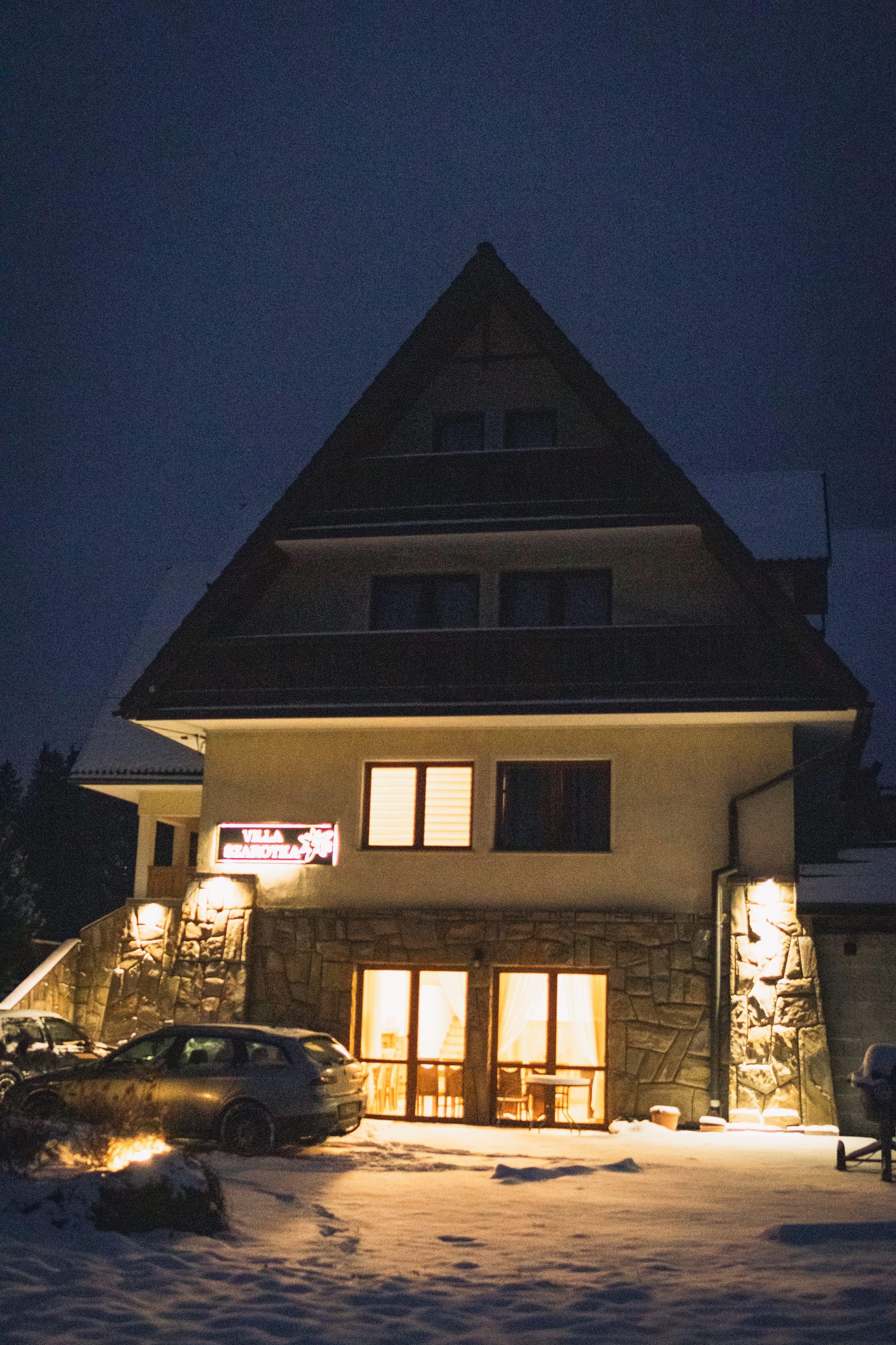 Villa Szarotka wieczorem, gotowa na Twój przyjazd
